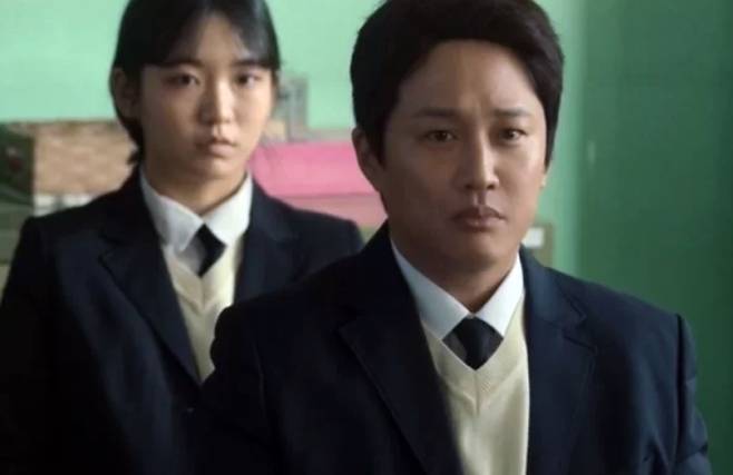 The reaction of the netizens toward the actor Cha Tae-hyuns uniform performance is mixed.In the 16th episode of the Museum of the Moving Image, which was released on September 13th through Walt Disney Pictures +, the electric field (Cha Tae-hyun) was drawn during the high school student.At that time, the electric field, which was attending the high school in the garden, was invited by Choi Il-hwan (Kim Hee-won), the homeroom teacher, and The Speech was introduced to the entrance examination of the physical education university.The Speech was actually a process of verifying whether Choi Il-hwan could become a black agent of the NIS, knowing that the electric field had the ability to use electricity freely.Through the process, Choi realized that the electric field was not qualified to become a black agent and invited him to go to a broadcasting entertainment college, not a physical education university.In the scene, Cha Tae-hyun did not write a child but wore a uniform and played a high school student role.Cha Tae-hyun, who was born on March 25, 1976, is now 47 years old and has been regarded as a pace while he is younger than his age.It is said that it is said that it is said that it is said that it is said that it is said that it is said that it is said that it is said that it is said that He responded that his back was uncomfortable.Previously, Cha Tae-hyun interviewed me about the burden of postponing school uniforms.On September 1, Walt Disney Pictures + official channels released interviews with Ryu Seung-ryong, Kim Sung-gyun, Cha Tae-hyun and Jo In-sung appearing at the Museum of the Moving Image.In the video, Cha Tae-hyun explained the situation at the time of filming, saying, I thought someone else would play the role of high school student this time. Of course, everyone does it.Cha Tae-hyun said, I went to shoot a high school student there. Why do not we admire ourselves? When we sit there, we are totally old.