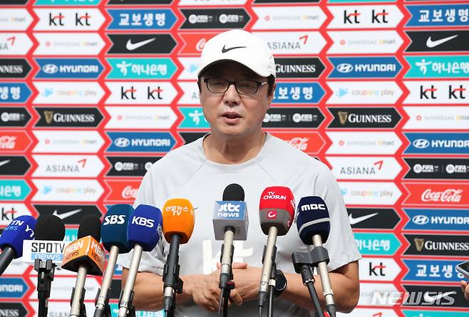 [파주=뉴시스] 고승민 기자 = 2022 항저우 아시안게임 축구대표팀 황선홍 감독이 25일 경기 파주 NFC에서 훈련 전 인터뷰를 하고 있다. 2023.07.25. kkssmm99@newsis.com