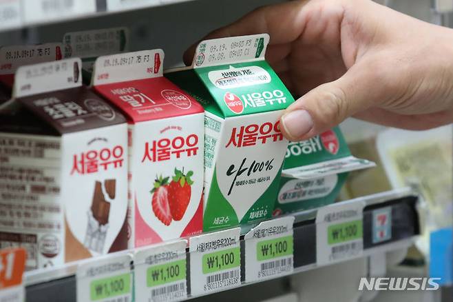 [서울=뉴시스] 권창회 기자 = 서울우유협동조합이 10월부터 편의점 우유 가격을 4.9~11.7% 인상한다. 편의점 기준 흰우유는 200㎖ 제품 기준 기존 1100원에서 1200원으로 인상한다. 1ℓ 제품은 3050원에서 3200원으로 4.9% 오른다. 사진은 11일 오후 서울 시내 편의점에 진열된 서울우유.  2023.09.11. kch0523@newsis.com