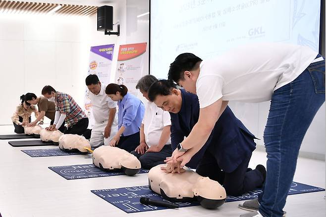 그랜드코리아레저(GKL)가 복지관 직원들에게 심폐소생술 응급처치 교육을 하고 있다. (사진=GKL 제공) photo@newsis.com *재판매 및 DB 금지