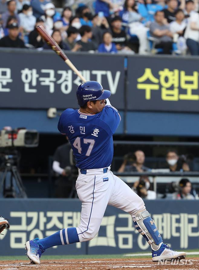 [서울=뉴시스] 조수정 기자 = 23일 서울 송파구 잠실야구장에서 열린 2023 KBO 리그 삼성 라이온즈 대 두산 베어스 경기, 삼성 강민호가 2회초 무사1루 안타를 날리고 있다. 2023.05.23. chocrystal@newsis.com