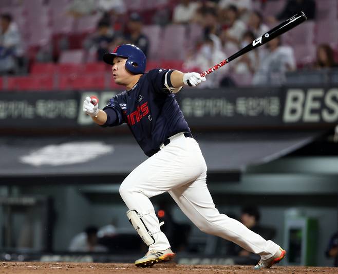 13일 광주 기아 챔피언스 필드에서 열린 프로야구 롯데 자이언츠와 KIA 타이거즈의 경기. 롯데 3회초 2사 1, 2루에서 안치홍이 2타점 2루타를 때리고 있다. 연합뉴스