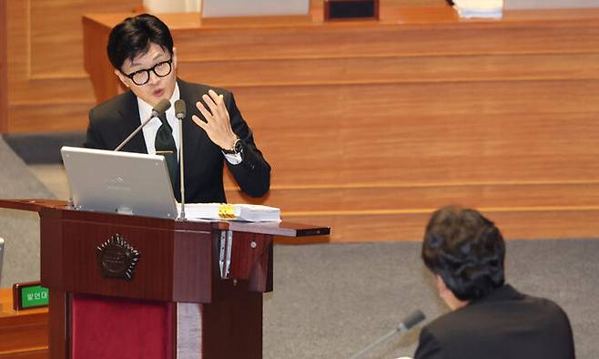 지난 8일 한동훈 법무부 장관이 국회 본회의에서 안민석 의원의 대정부 질문에 답하고 있다. 연합뉴스