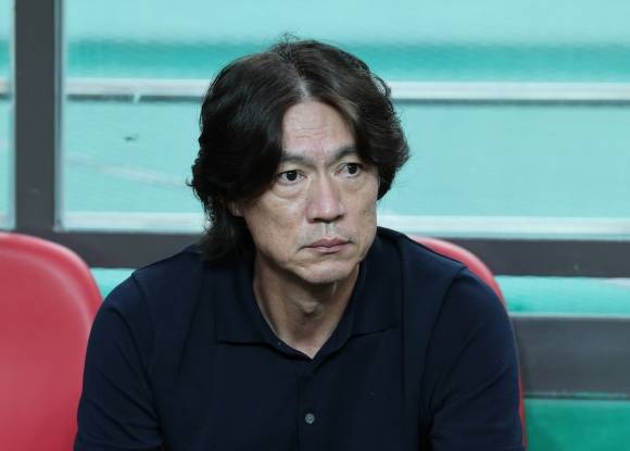 경기 시작 기다리는 홍명보 감독 - 지난달 27일 서울 마포구 서울월드컵경기장에서 열린 프로축구 K리그1 25라운드 FC서울과 울산현대의 경기에서 홍명보 울산현대 감독이 그라운드를 바라보고 있다 2023.8.27 뉴스1
