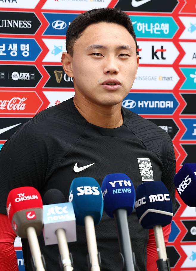 항저우 아시안게임 축구 국가대표팀의 조영욱이 14일 경기도 파주 NFC(대표팀트레이닝센터)에서 훈련 전 인터뷰를 하고 있다. 연합뉴스