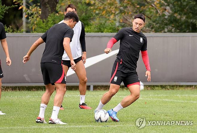 훈련하는 조영욱 (파주=연합뉴스) 김인철 기자 = 항저우 아시안게임 축구 국가대표팀 조영욱과 선수들이 14일 경기도 파주 NFC(대표팀트레이닝센터)에서 훈련을 하고 있다. 2023.9.14 yatoya@yna.co.kr