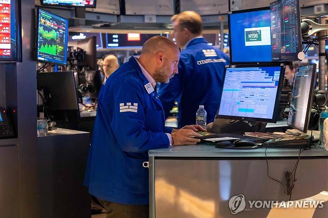 NYSE 입회장에서 일하는 트레이더의 모습 [연합뉴스 자료사진]