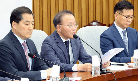 윤재옥 국민의힘 원내대표가 15일 국회에서 원내대책회의를 하고 있다.(사진=연합뉴스 제공)