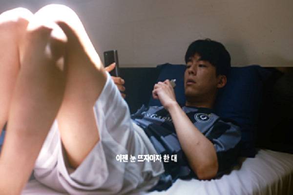 15일부터 송출되는 금연광고 '한 대가 무한대가 되는 전자담배 연쇄흡연'의 한 장면. [사진=한국건강증진개발원]