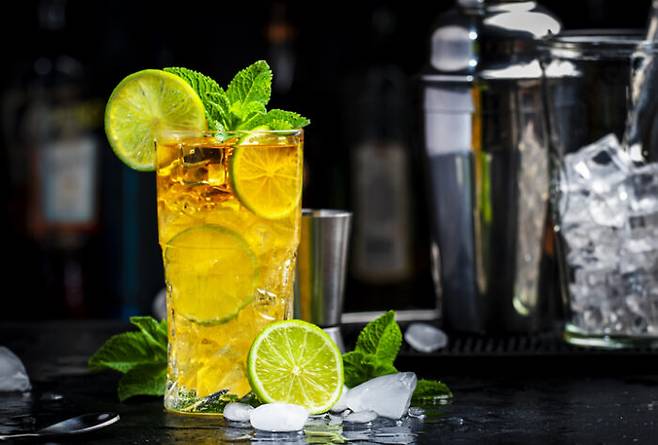 하이볼에 사용되는 위스키의 알코올 도수는 40%지만 탄산수가 섞이면서 총 도수는 10~15%로 내려간다. 해당 도수는 체내 가장 빨리 흡수되는 농도로 숙취를 가속화해 간 손상을 일으킬 수 있다. 또 낮아진 알코올 도수는 과음으로 이어질 수 있어 주의가 필요하다. [사진=게티이미지뱅크]
