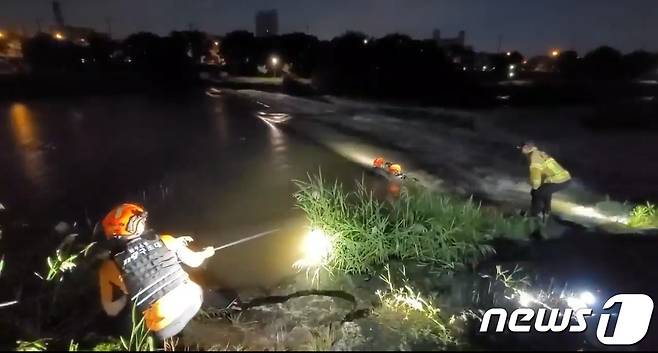 15일 오전 5시39분쯤 광주 서구 광천동 광주천 광천교 하부 수변공간에서 A씨(19)가 고립돼 소방당국이 구조작업을 벌이고 있다. (광주 서부소방서 제공) 2023.9.15/뉴스1 ⓒ News1