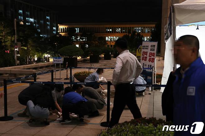 14일 오후 서울 여의도 국회 본관 앞 이재명 더불어민주당 대표 단식투쟁 천막 농성장에서 50대 A씨가 소란행위로 국회경비대의 제지를 받던 도중 흉기를 휘둘러 여경에게 상해를 입히는 사고가 발생했다. 이날 국회 관계자들이 사건 현장을 정리하고 있다. (공동취재) 2023.9.14/뉴스1 ⓒ News1 임세영 기자