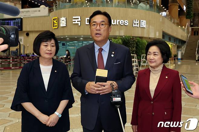 정진석 국회 한일의원연맹 회장이 14일 오후 서울 강서구 김포공항 출국장에서 일본 도쿄로 출국 전 취재진 질문에 답하고 있다. 국회 한일의원연맹 소속 여야 의원들은 오는 15일 도쿄 일본 중의원에서 개최되는 합동총회에 참석한다. 2023.9.14/뉴스1 ⓒ News1 황기선 기자