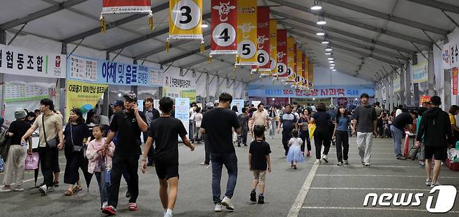 제17회 장수 한우랑 사과랑 축제 개막행사가 열린 15일 전북 장수군 의암공원 및 누리파크 일원에 마련된 행사장이 방문객들로 북적이고 있다. 2023.9.15/뉴스1 ⓒ News1 유경석 기자