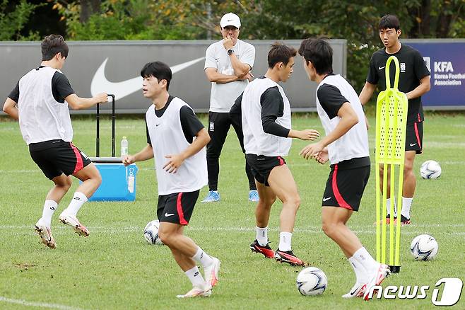 황선홍 항저우 아시안게임 축구대표팀 감독이 14일 오전 경기도 파주 축구국가대표트레이닝센터(NFC)에서 훈련을 지도하고 있다. 2023.9.14/뉴스1 ⓒ News1 민경석 기자