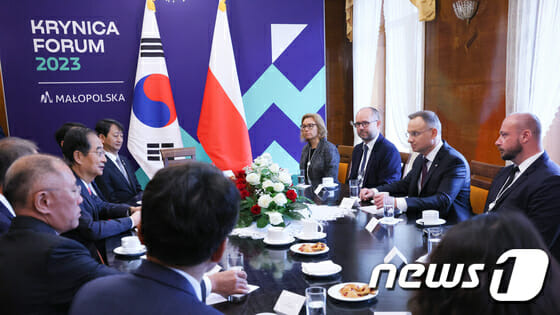 한덕수 국무총리가 14일(현지시간) 폴란드 크리니차에서 안제이 두다(Andrzej Duda) 폴란드 대통령과 면담을 하고 있다 . (사진=뉴스1)