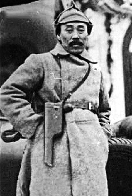 레닌이 선물한 권총 찬 홍범도 - 1922년 1월 모스크바에서 열린 코민테른 주최 극동민족대회에 참석한 독립운동가 홍범도. 차고 있는 권총은 레닌이 선물한 것으로 알려졌다. /독립기념관