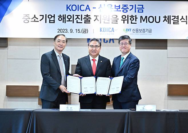 최원목 신용보증기금 이사장(오른쪽), 박진 외교부 장관(가운데), 장원삼 KOICA 이사장(왼쪽)이 15일 경기도 성남시 소재 KOICA 본사에서 열린 '유망기업 글로벌 스케일업 지원을 위한 업무협약식'에 참석해 기념 촬영을 하고 있다./신보 제공