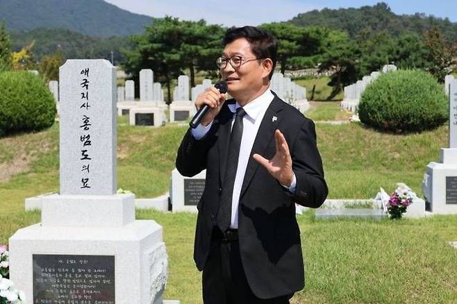 송영길 전 더불어민주당 대표가 10일 대전 유성구 국립대전현충원 홍범도 장군 묘역을 찾아 참배한 뒤 발언하고 있다.ⓒ연합뉴스