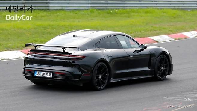 포르쉐, 신형 타이칸 스파이샷 (출처 오토익스프레스)