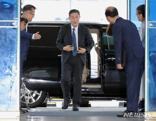 신원식 국방부 장관 후보자가 15일 오전 서울 용산구 국방부 육군회관에 마련된 인사청문회준비 사무실로 출근하고 있다. 뉴시스