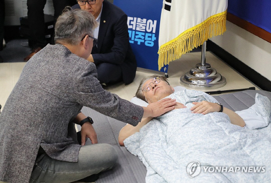 15일 단식 투쟁 16일차인 이재명 더불어민주당 대표가 국회 당대표실에서 조응천 의원을 만나고 있다.<연합뉴스>