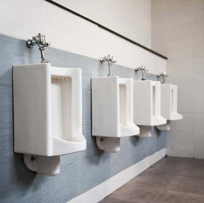 여성 공공 화장실 부족 문제는 오래전부터 제기되어 왔다. 네덜란드에서는 2015년에 이를 문제삼는 소송이 제기됐지만, 판사는 오히려 남성 화장실이 더 필요하다는 판결을 내렸다. 게티이미지뱅크