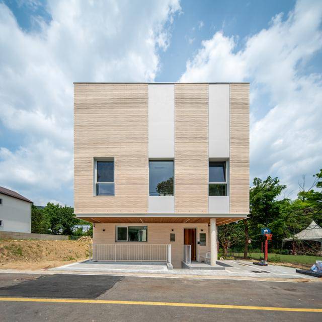 경기 과천의 주택지에 위치한 '윤담재'의 정면. 심플하고 균형 잡힌 디자인만 보면 안을 쉽게 예상할 수 없는 외관이다. 김용성 건축사진작가 제공