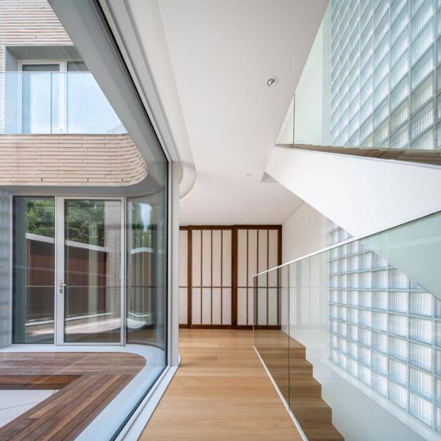 중정을 면해 고르게 빛이 퍼지는 집안 내부. 계단실에는 유리블록을 설치해 채광효과는 누리면서도 사생활을 보호했다. 김용성 건축사진작가 제공