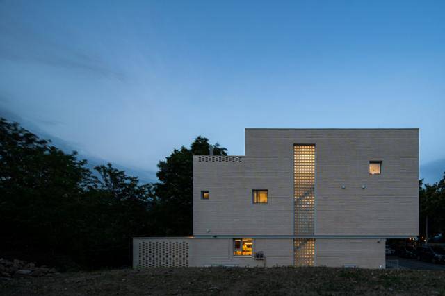 심플하지만 깊이감 있는 집은 주변 자연과 조화로운 관계를 맺어 위화감이 없는 모습이다. 작은 창문과 유리블록 사이로 퍼져나오는 빛이 외관에 은은한 존재감을 더한다. 김용성 건축사진작가 제공