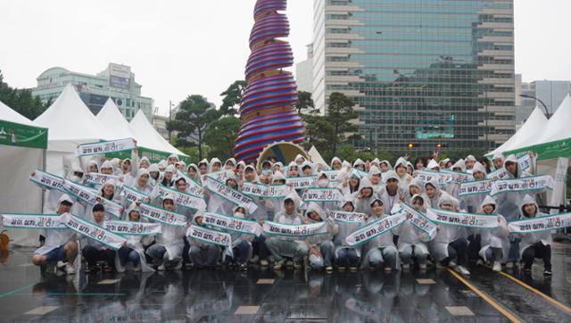 한국생명존중희망재단이 지난 13일 서울청계광장에서 연 '같생 서포터즈 박람회'에서 참가자들이 기념사진을 촬영하고 있다. 한국생명존중희망재단 제공