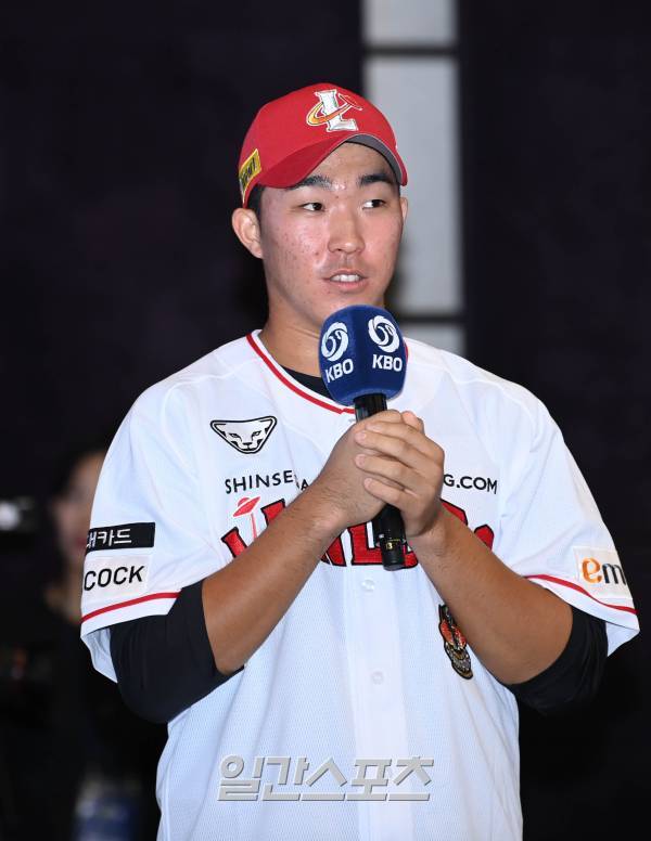 2024 KBO 신인 드래프트가 14일 오후 서울 중구 웨스틴조선호텔 그랜드볼룸에서 열렸다. SSG에 지명된 이병규 삼성 수석코치의 아들 휘문고 외야수 이승민이 소감을 얘기 하고있다. 정시종 기자 capa@edaily.co.kr