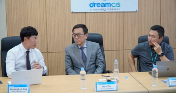 유정희 드림씨아이에스 대표(좌)가 8월 31일 개최한 임시주주총회에서 임직원들과 회사 청사진과 관련해 이야기를 나누고 있다.[사진=드림씨아이에스]