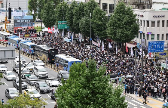 철도노조 서울지방본부 총파업 출정식이 14일 오후 서울역 3번 출구 인근에서 열리고 있다. 이들은 공공철도 확대와 4조 2교대 전면 확대, KTX 수서역 운행 등을 요구하고 있다. 코레일은 파업에 따라 KTX와 새마을호, 무궁화호 등 여객열차와 화물열차를 20~60% 감축 운행에 들어갔다. [연합뉴스]