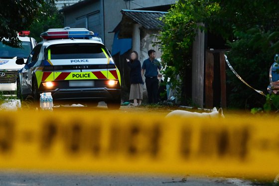 15일 오후 전남 영암군 영암읍 한 마을 내 일가족 시신 5구가 발견된 주택에서 경찰의 감식이 진행되고 있다. 뉴시스