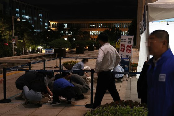 14일 밤 국회 본관 앞 단식 농성장에서 50대 A씨가 소란행위로 국회경비대의 제지를 받던 도중 흉기를 휘둘러 여경에게 상해를 입혔다. 공동취재사진