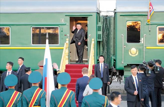 김정은 북한 국무위원장이 지난 13일 러시아 보스토치니 우주기지에서 블라디미르 푸틴 러시아 대통령과 정상회담을 마치고 다음 행선지인 산업도시 콤소몰스크나아무레로 이동하기 위해 열차에 오르고 있다.   노동신문