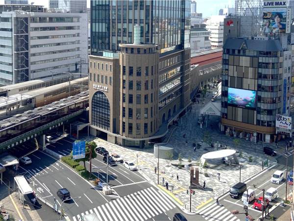 재정비된 한큐 고베 산노미야역 북쪽 지역. 광장과 교차로, 전광판 등이 재정비됐다. 윤일선 기자