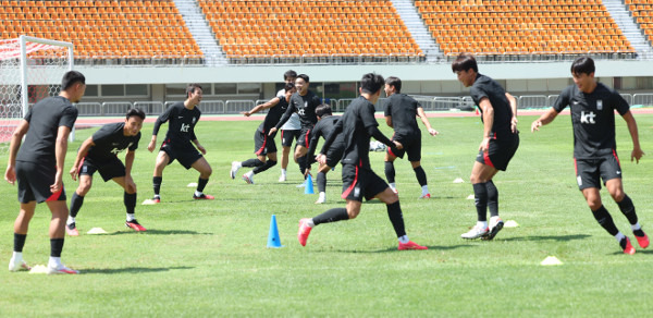 항저우아시안게임 한국 남자축구 대표팀 선수들이 14일 경기도 파주 국가대표트레이닝센터(NFC)에서 훈련을 하고 있다. 연합뉴스