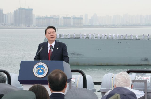 윤석열 대통령이 15일 인천항 수로 및 팔미도 근해 노적봉함에서 열린 제73주년 인천상륙작전 전승기념식에서 기념사를 하고 있다. 대통령실통신사진기자단