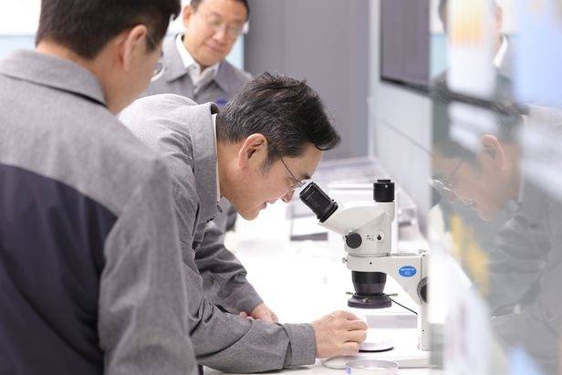 이재용 삼성전자 회장은 지난 3월 24일 중국 텐진에 위치한 삼성전기 사업장을 찾아 임직원들을 격려했다. [사진출처 = 삼성전자]