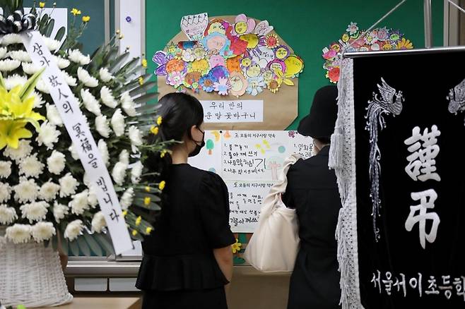 서울 서이초등학교 교사의 49재일인 지난 4일 교실에서 고인의 지인들이 슬퍼하고 있다. [한주형 기자]