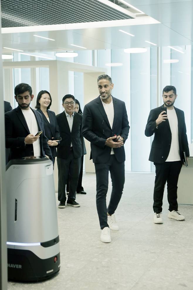 지난 14일 경기도 성남시 네이버 1784를 방문한 칼판 벨훌 두바이미래재단 CEO 일행. /사진=네이버