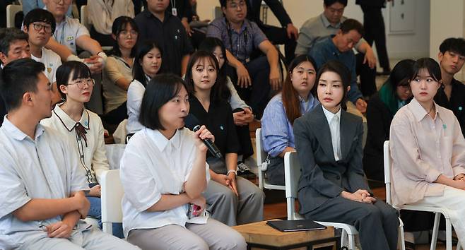 [서울=뉴시스] 윤석열 대통령 부인 김건희 여사가 15일 서울 중구 커뮤니티하우스 마실에서 열린 '괜찮아, 걱정마' 마음건강을 위한 대화에서 참석자들의 경험 및 소감을 경청하고 있다. 마음건강을 위한 대화는 정신건강 활동가, 자살시도 후 회복자, 자살예방 서포터즈, 자살 유족, 자살위기극복 특별위원회 위원 등이 참석했다. (사진=대통령실 제공) 2023.09.15. photo@newsis.com *재판매 및 DB 금지