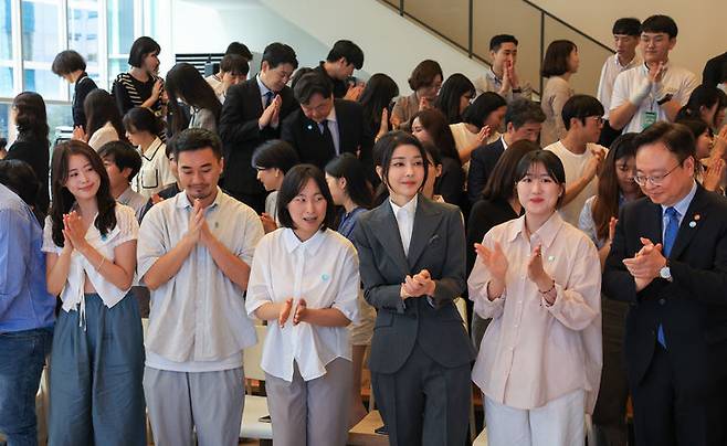 [서울=뉴시스] 윤석열 대통령 부인 김건희 여사가 15일 서울 중구 커뮤니티하우스 마실에서 열린 '괜찮아, 걱정마' 마음건강을 위한 대화에서 참석자들과 기념촬영한 뒤 박수치고 있다. 마음건강을 위한 대화는 정신건강 활동가, 자살시도 후 회복자, 자살예방 서포터즈, 자살 유족, 자살위기극복 특별위원회 위원 등이 참석했다. (사진=대통령실 제공) 2023.09.15. photo@newsis.com *재판매 및 DB 금지