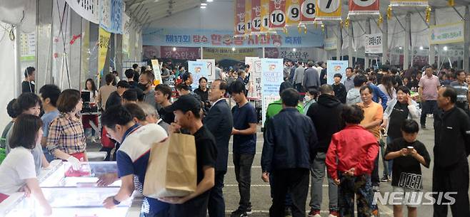 [장수=뉴시스] 김얼 기자 = 제17회 장수 한우랑 사과랑 축제 개막식이 열린 15일 전북 장수군 의암공원 축제장을 찾은 시민들로 장내가 북적이고 있다. 2023.09.15. pmkeul@nwsis.com