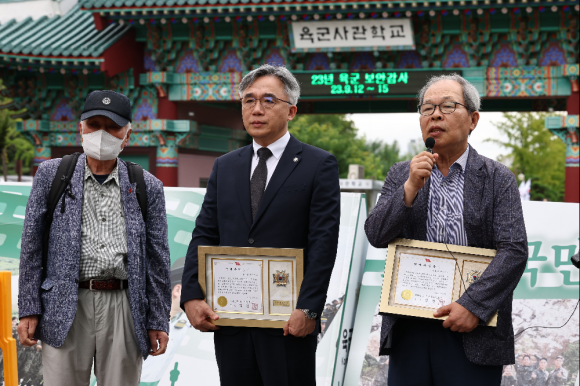 15일 서울 노원구 육군사관학교 앞에서 독립운동가 윤기섭 선생의 손자인 정철승 변호사(가운데)와 지청천 장군 외손자인 이준식 전 독립기념관장(오른쪽)이 육사 명예졸업증서 반납에 앞서 기자회견을 하고 있다. 2023.9.15 연합뉴스