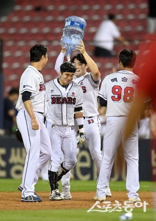 두산 허경민(가운데)이 14일 잠실 SSG전 9회말 2사 2·3루서 대타 끝내기안타로 팀의 3-2 승리를 이끌었다. 허경민이 양석환의 축하를 받으며 기뻐하고 있다. 잠실 ｜ 김종원 기자 won@donga.com