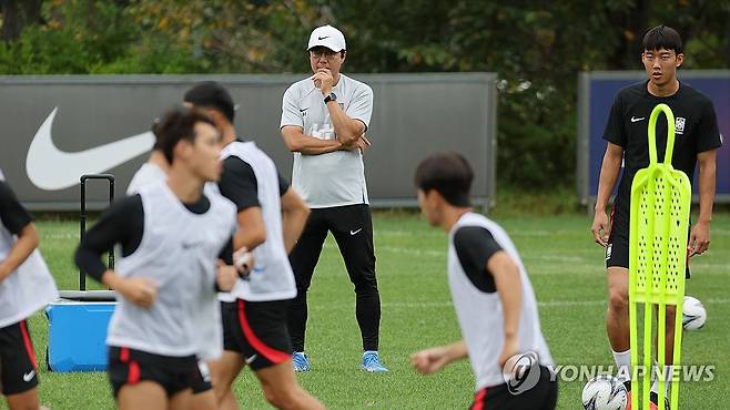 선수들 지켜보는 황선홍 감독 (파주=연합뉴스) 김인철 기자 = 황선홍 항저우 아시안게임 축구 국가대표팀 감독이 14일 경기도 파주 NFC(대표팀트레이닝센터)에서 훈련 중인 선수들을 지켜보고 있다. 2023.9.14 yatoya@yna.co.kr