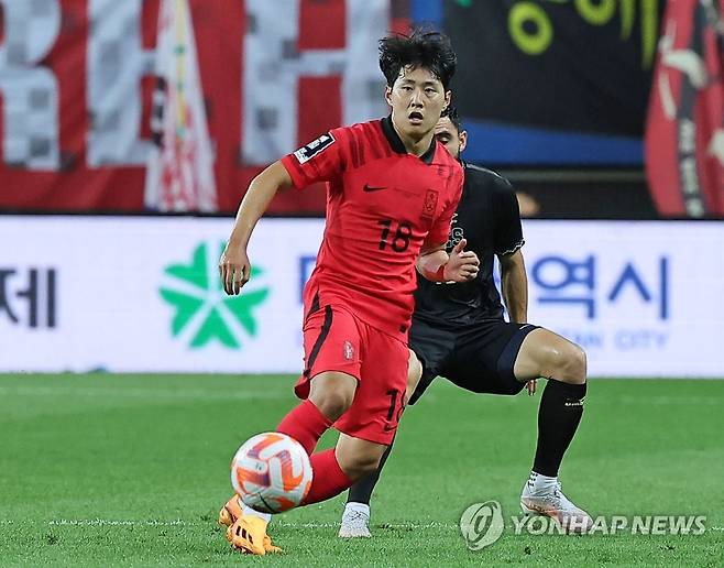 드리블 하는 이강인 (대전=연합뉴스) 류영석 기자 = 20일 대전월드컵경기장에서 열린 축구 국가대표팀 평가전 한국과 엘살바도르의 경기.
    이강인이 드리블을 하고 있다. 2023.6.20 ondol@yna.co.kr